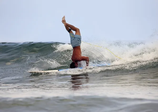 Surfer in Oceaan — Stockfoto