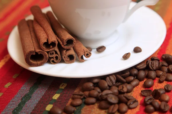 Palitos de canela con café — Foto de Stock