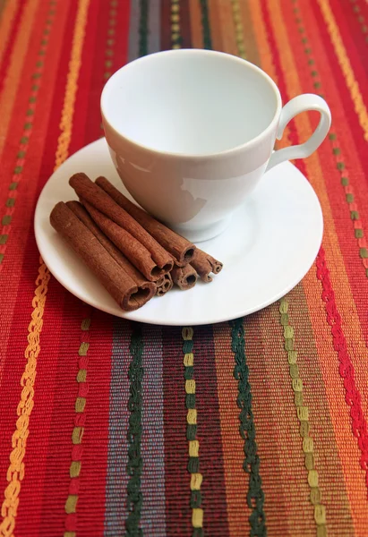 Bastoncini di cannella con tazza — Foto Stock