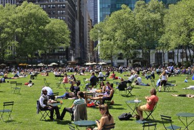 bryant Park'ta güzel bir gün zevk insanlar