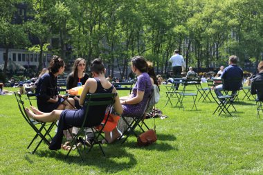 bryant Park'ta güzel bir gün zevk insanlar