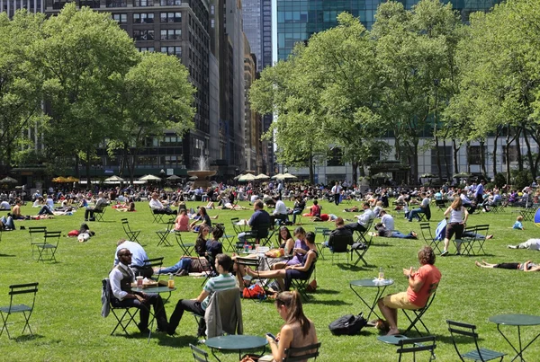 Gente disfrutando de un buen día en Bryant Park —  Fotos de Stock