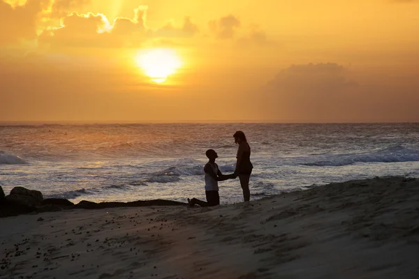 Tropisch strand bij zonsondergang — Stockfoto