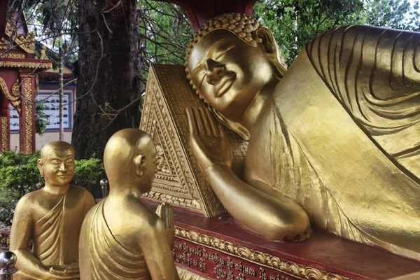 Liggande buddha — Stockfoto