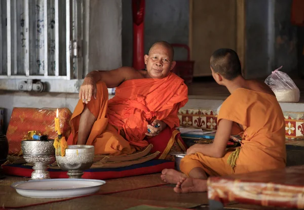 Munkar i templetчервоний керамічні Кубок на білому тлі — Stockfoto
