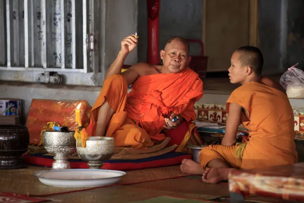 Munkar i templetчервоний керамічні Кубок на білому тлі — Stockfoto