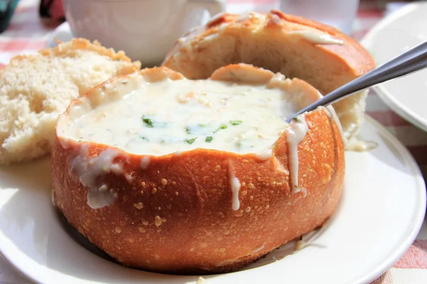 Muschelsuppe im Topf mit Brot — Stockfoto