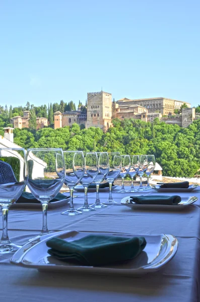 Table avec vue sur l'Alhambra — Photo