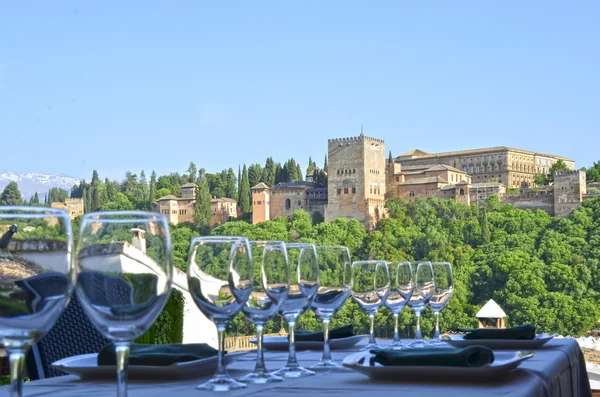 Tisch mit Blick auf die Alhambra — Stockfoto