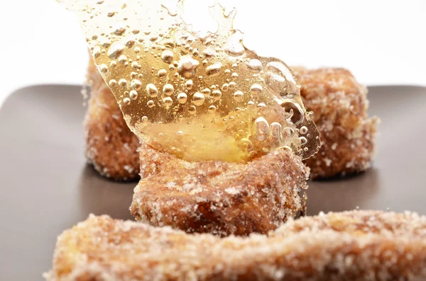 Traditionella torrijas med knäckig karamell (detalj) — Stockfoto