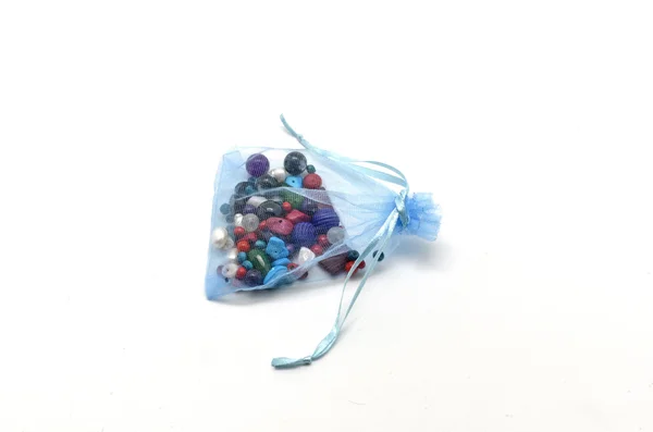 Kék zsák tele színes gyöngyök, ékszerek — Stock Fotó