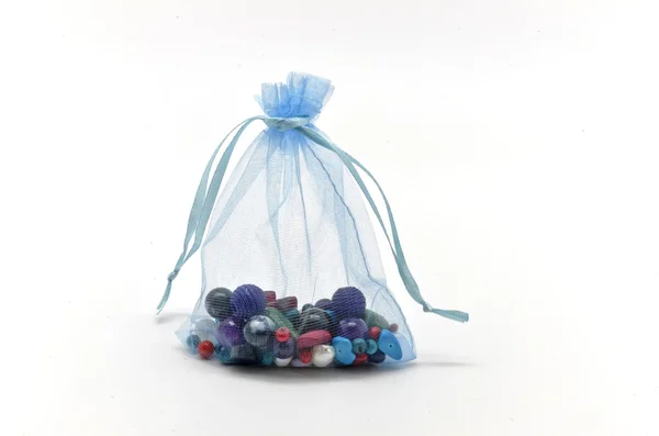 Blauw doek zak gevuld met glasparels voor sieraden — Stockfoto