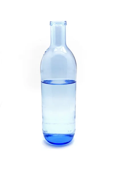 Garrafa de vidro de água mineral isolada em branco — Fotografia de Stock