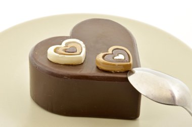 Çikolatalı pasta kalp şekli ile başlayan kaşık