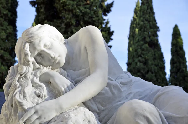 Ture žena odpočívá na hřbitově — Stock fotografie