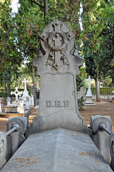 Starożytny grób na cmentarzu — Zdjęcie stockowe