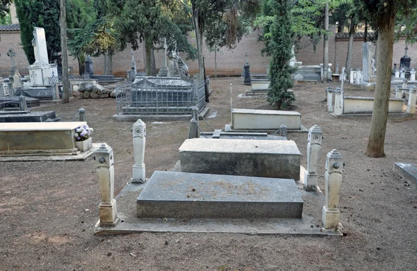 Tumbas antiguas en el cementerio — Foto de Stock