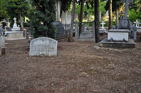 Steen en oude graven in de grond — Stockfoto