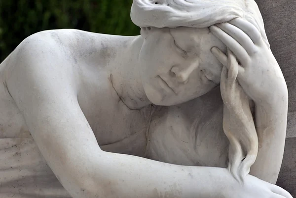 Estátua de uma mulher triste no cemitério — Fotografia de Stock