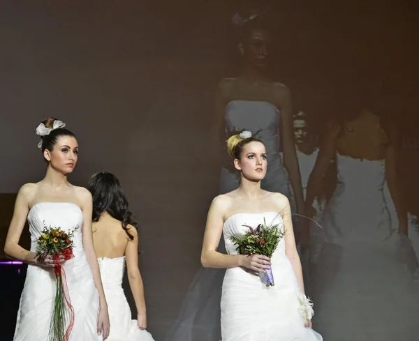 Models with wedding dress walks the catwalk at the First Bridal Fair Granada — Stock Photo, Image