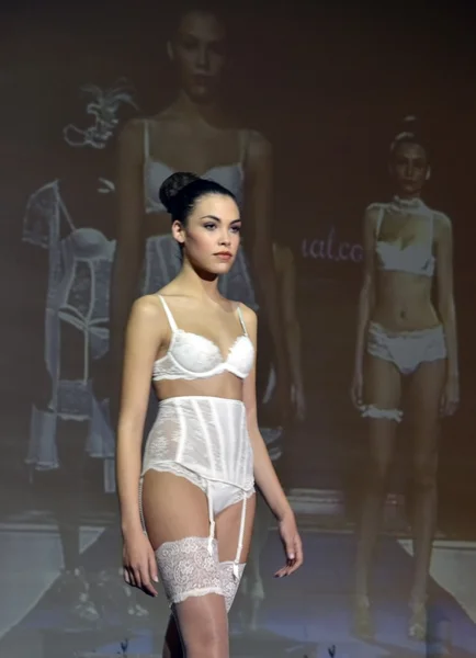 Model in lingerie walks the catwalk at the First Bridal Fair Granada — Stock Photo, Image