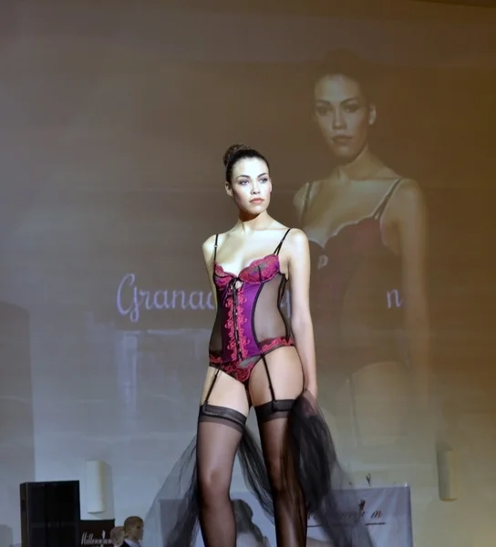 Model in lingerie walks the catwalk at the First Bridal Fair Granada — Stock Photo, Image