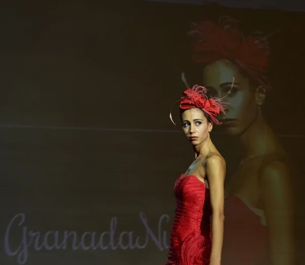 Model with party dress walks the catwalk at the First Bridal Fair Granada — Stock Photo, Image