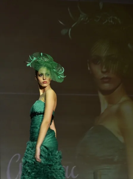 Model with party dress walks the catwalk at the First Bridal Fair Granada — Stock Photo, Image