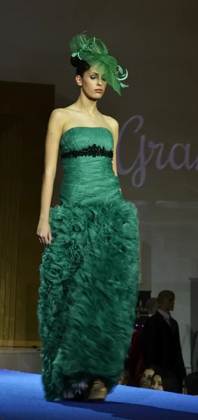 Model with party dress walks the catwalk at the First Bridal Fair Granada — Stock Photo, Image