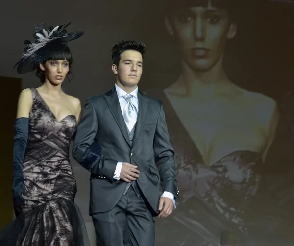 Couple with party dress walks the catwalk at the First Bridal Fair Granada — Stock Photo, Image