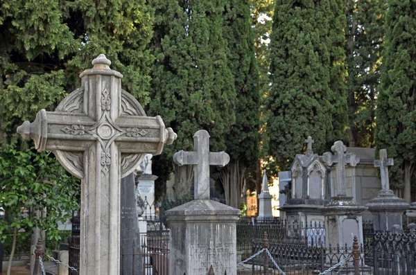 Ősi kereszt a temetőben — Stock Fotó