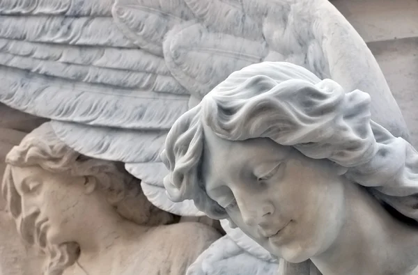 Estatua de un ángel en el cementerio — Foto de Stock