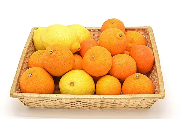 Oranges et citrons dans un panier — Photo