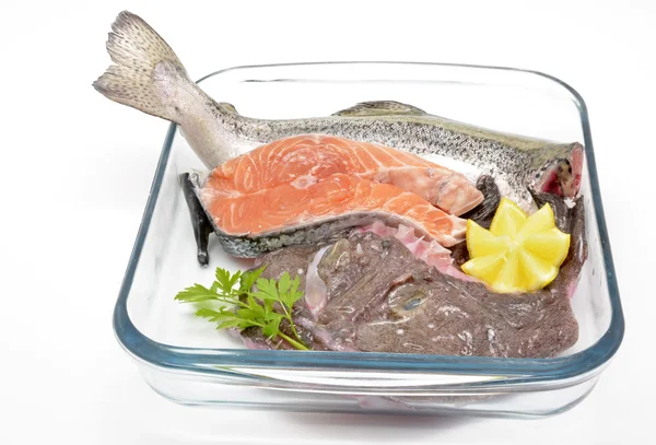 Samenstelling met verschillende ongekookt vis: zalm, zeeduivel en zeebrasem — Stockfoto