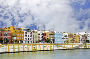 Seville triana taslağı eteğindeki guadalquivir Nehri ile ünlü betis sokak