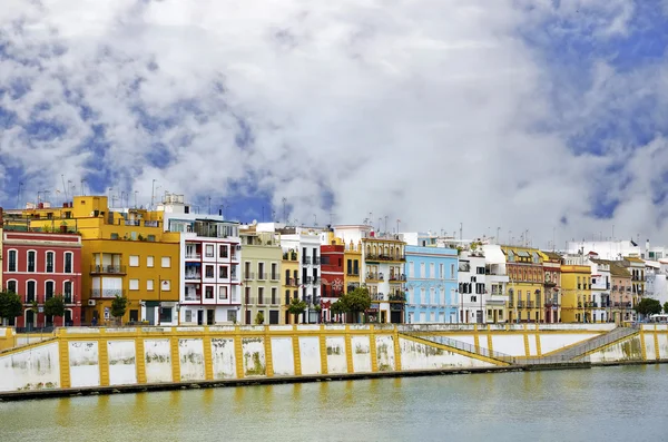 Famosa calle Betis en el barrio de Triana de Sevilla con el río Guadalquivir a pie —  Fotos de Stock