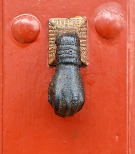 Puerta metálica vieja manija golpeador sobre fondo de madera — Foto de Stock