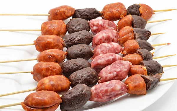 Pincho con diversi tipi di salsicce per il barbecue — Foto Stock