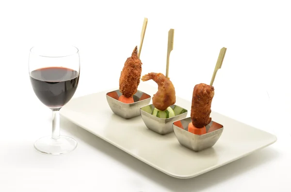 Auswahl an Snacks mit Rotwein — Stockfoto