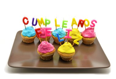 Mumlar mutlu yıllar İspanyolca ile cupcakes doğumgünü