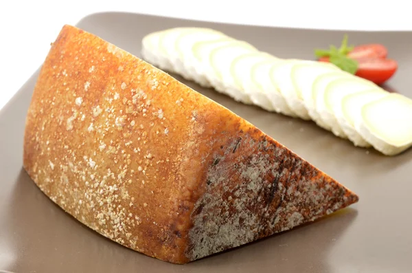 Πεκορίνο di pienza, τυπικό ιταλικό πρόβιο τυρί και φέτες καμαμπέρ — Φωτογραφία Αρχείου
