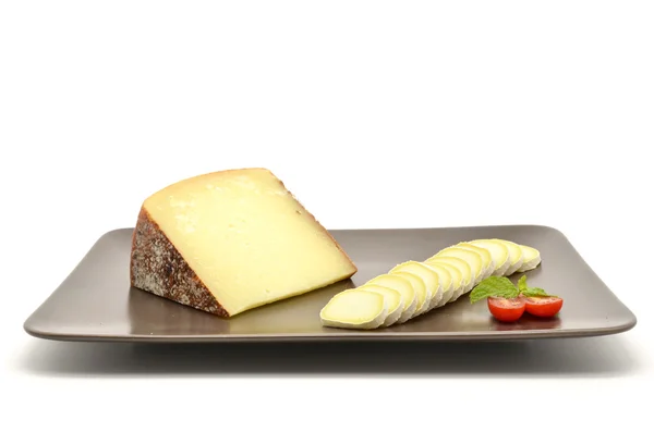 Pecorino di Pienza, queso de oveja italiano típico y camembert en rodajas —  Fotos de Stock