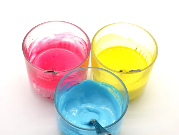 Bicchieri con crema colorata per cupcake — Foto Stock