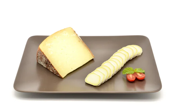Pecorino di Pienza, fromage de brebis italien typique et camembert tranché — Photo