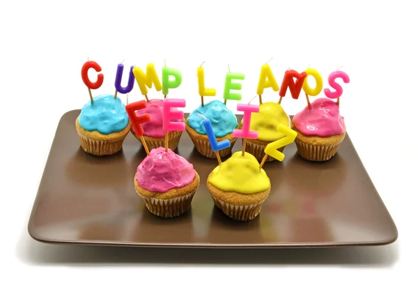 Birthday cupcakes with candles happy birthday in Spanish — Stock Photo, Image