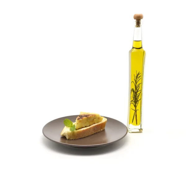 Spanish tortilla (omelet with potatoes and onions) on a slice of bread and olive oil — Stock Photo, Image