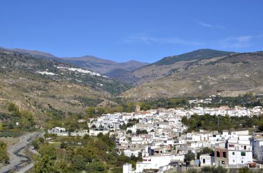 sierra nevada Dağları arka, cadiar, las alpujarras, granada ili, İspanya ile beyaz köy görünümü.