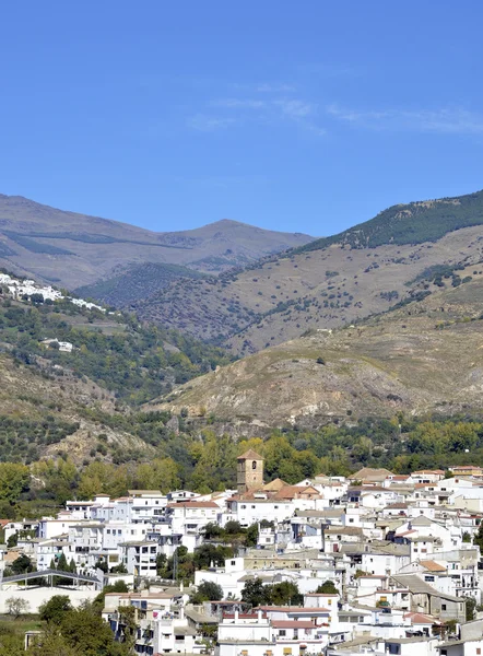 Blick auf weißes Dorf mit den Sierra Nevada Bergen im Hintergrund, cadiar, las alpujarras, Provinz Granada, Spanien. — Stockfoto