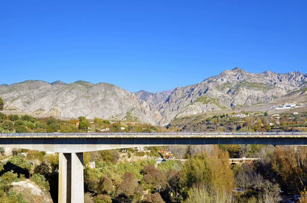 Мост в Дуркале, Гранаде и фоновых горах — стоковое фото