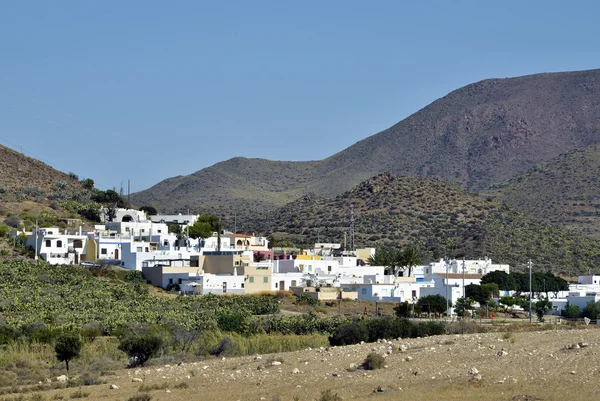 El pozo de los frailes cabo de gata doğal Park, almeria, İspanya. Akdeniz sahil kasabası — Stockfoto